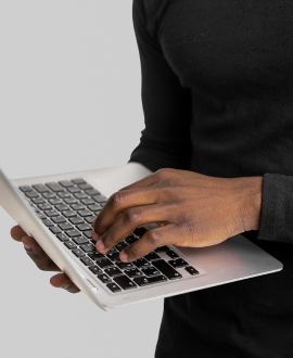 Contadora da A&T Contabilidade trabalhando com tecnologia em Cabo Frio RJ